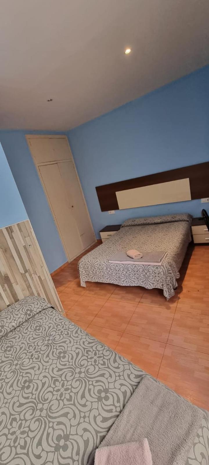 Pension Suiza Реус Экстерьер фото